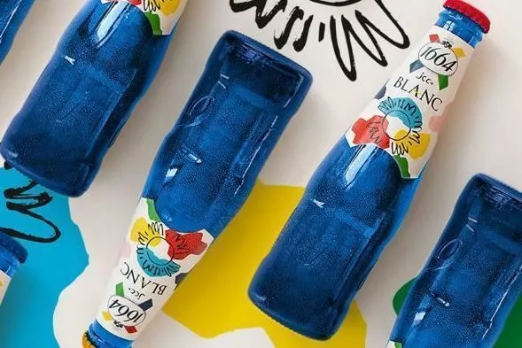 La bouteille de 1664 Blanc se pare cet été des couleurs de Castelbajac